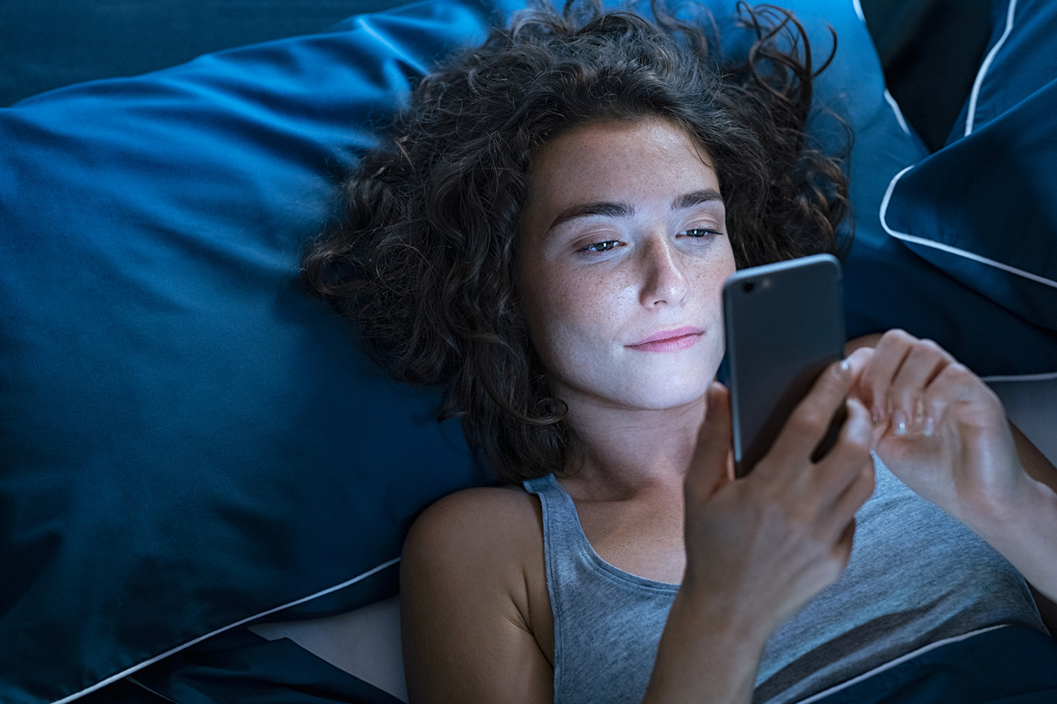 Handy im Bett | Credit: iStock.com/Ridofranz