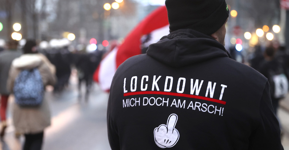 Mann mit schwarzer Jacke auf einer Demo| Credit: FLORIAN WIESER/APA/picturedesk.com