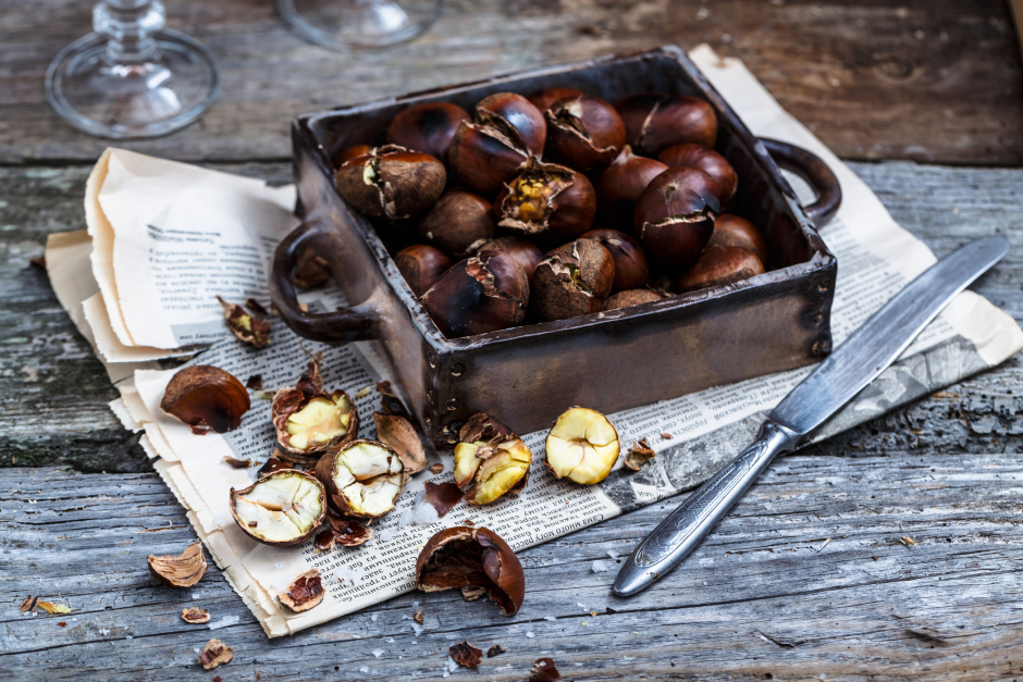 Frisch geröstetete Maroni auf Zeitungspapier | Credit: iStock.com/fazeful