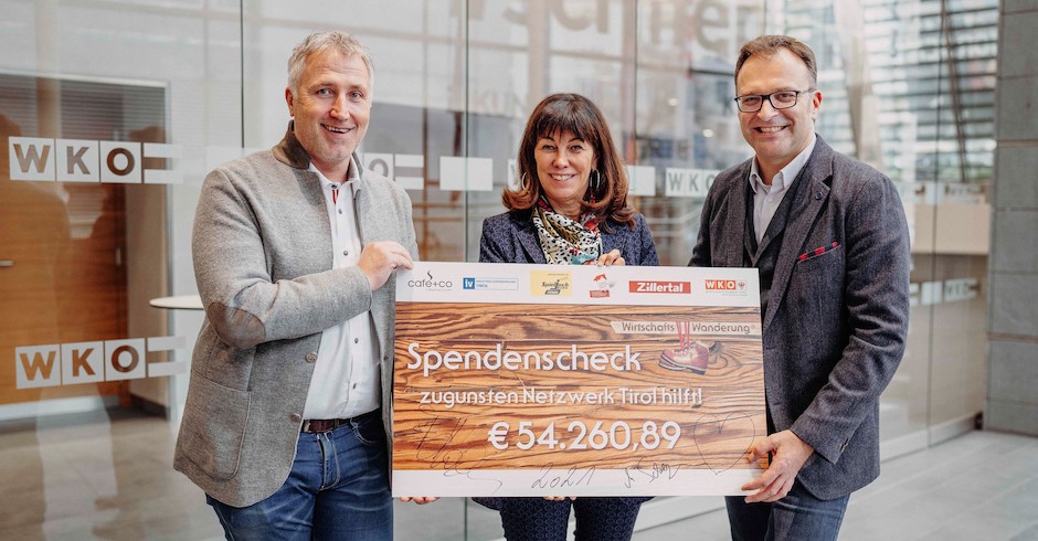 Bei der Übergabe des diesjährigen Spende für das "Netzwerk Tirol hilft" | Credit: café+co