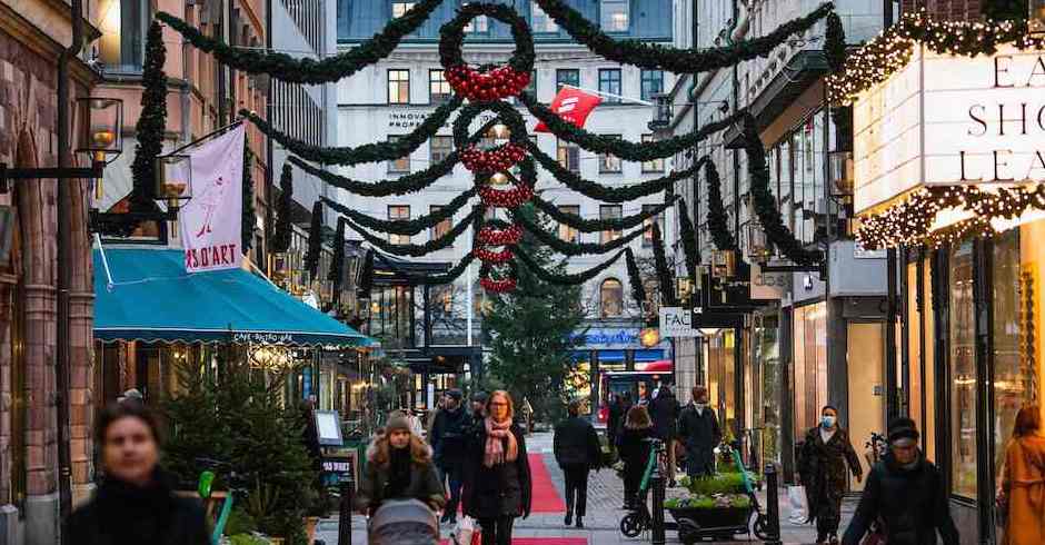 Vorweihnachtlich geschmückte Einkaufsstraße