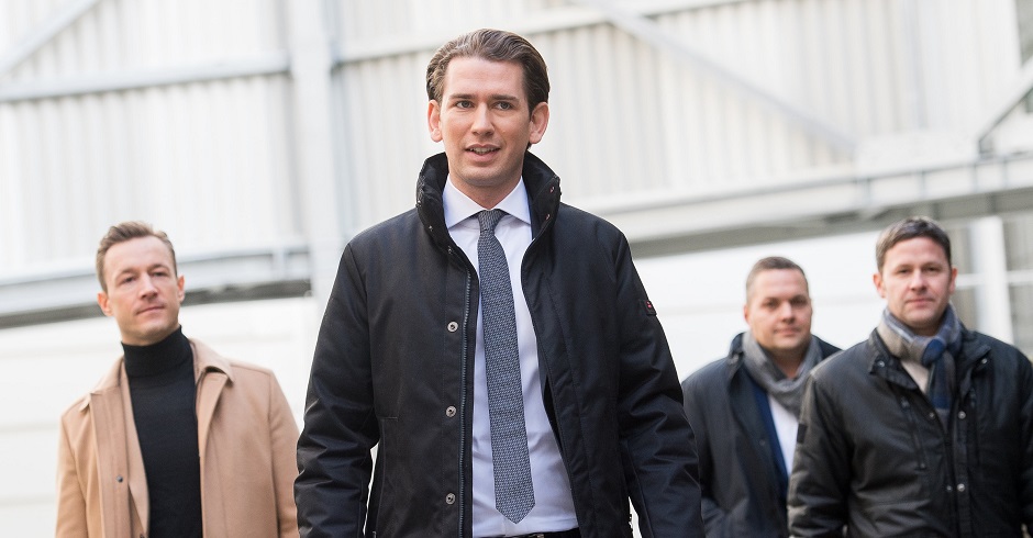 Sebastian Kurz, gefolgt von seinem engsten Kreis. Im Hintergrund Gernot Blümel und Axel Melchior.