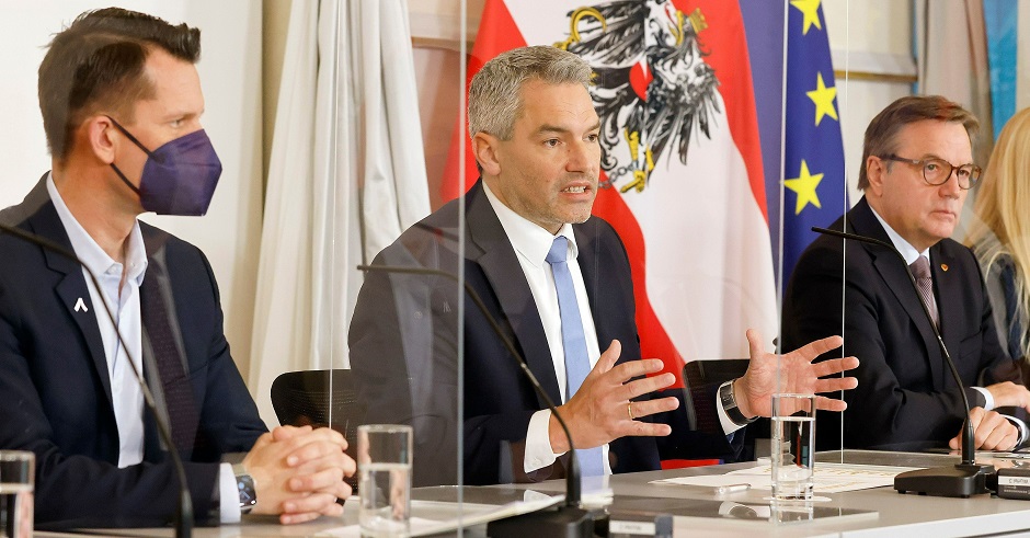 Gesundheitsminister Wolfgang Mückstein mit Maske, Bundeskanzler Karl Nehammer und der Tiroler Landeshauptmann Günther Platter bei der Pressekonferenz zu den Öffnungsschritten.