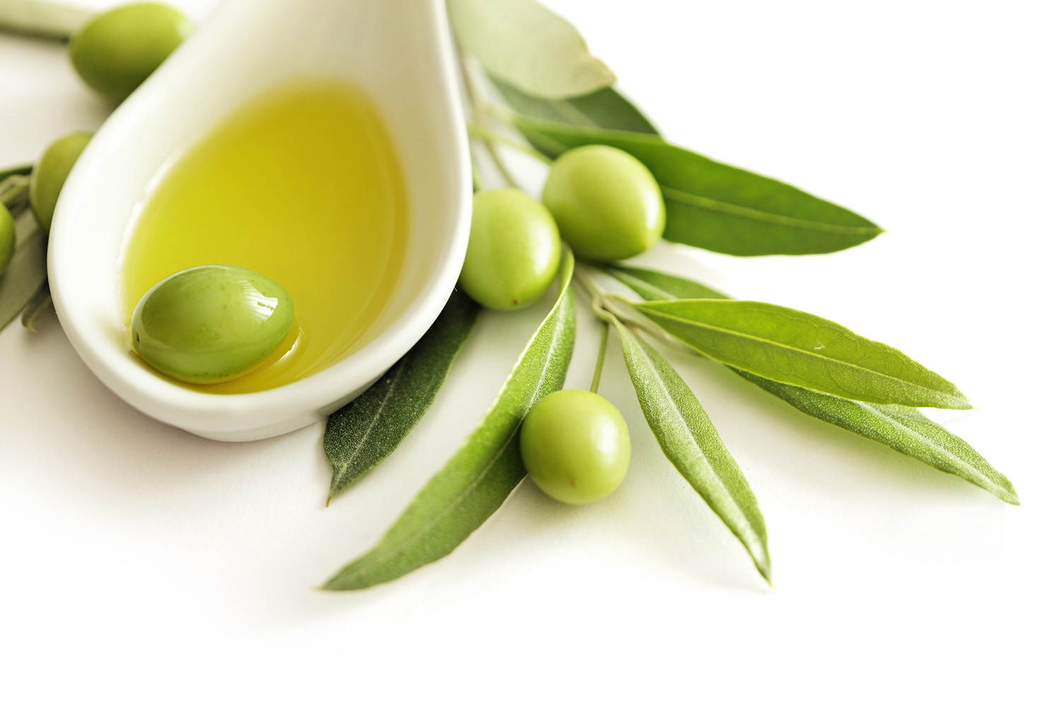 Olivenöl mit einzelnen Oliven | Credit: iStock.com/KMNPhoto