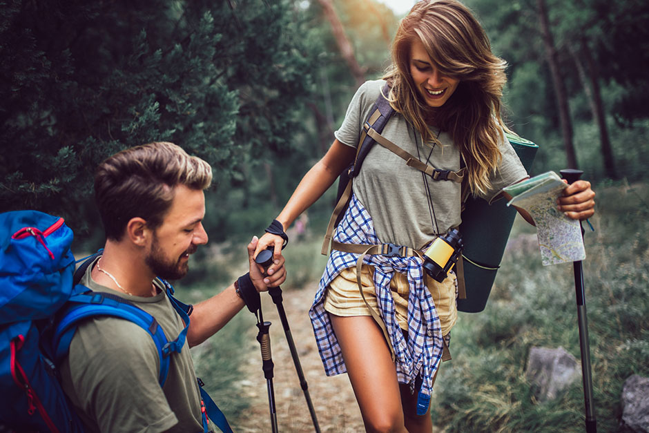 Jungs Paar beim gemeinsamen Walken durch den Wald | Credit: iStock.com/Jovanmandic