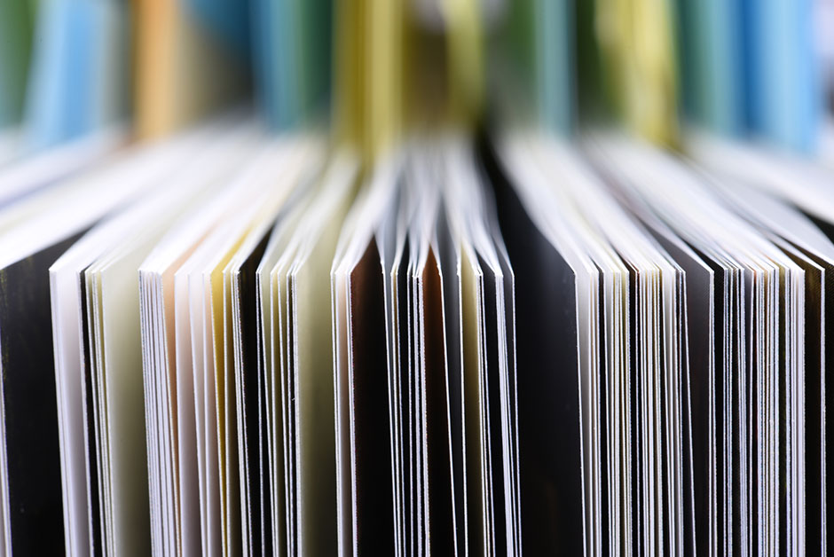 Aufgeschlagene Graphic Novels | Credit: iStock.com/FactoryTh