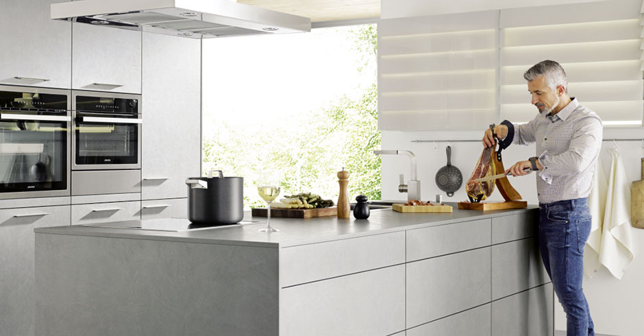 Mann bei der Küchenarbeit | Credit: XXXLutz