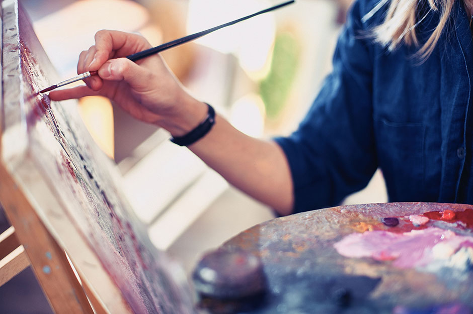 Junge Frau malt ein Bild | Credit: iStock.com/sandsun