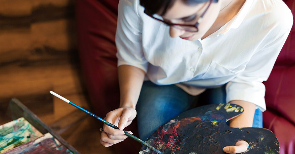 Junge Frau malt ein Bild | Credit: iStock.com/nd3000