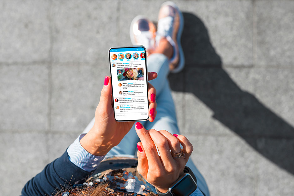 Frau kommentiert einen Post in den sozialen Medien | Credit: iStock.com/grinvalds