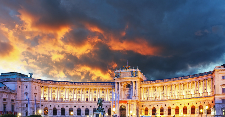 Wolkiger Himmel über der Wiener Hofburg| Credit: iStock.com/TomasSereda