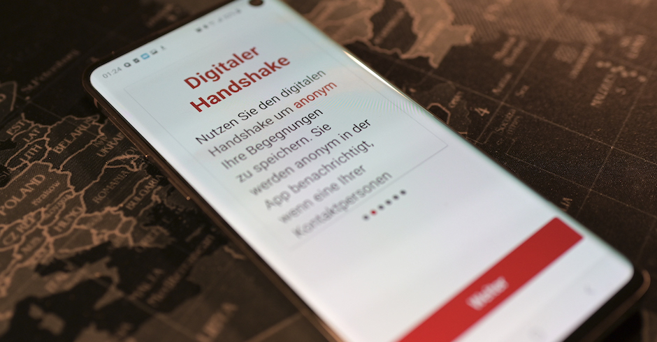 Ein Handy mit der geöffneten App am Bildschirm