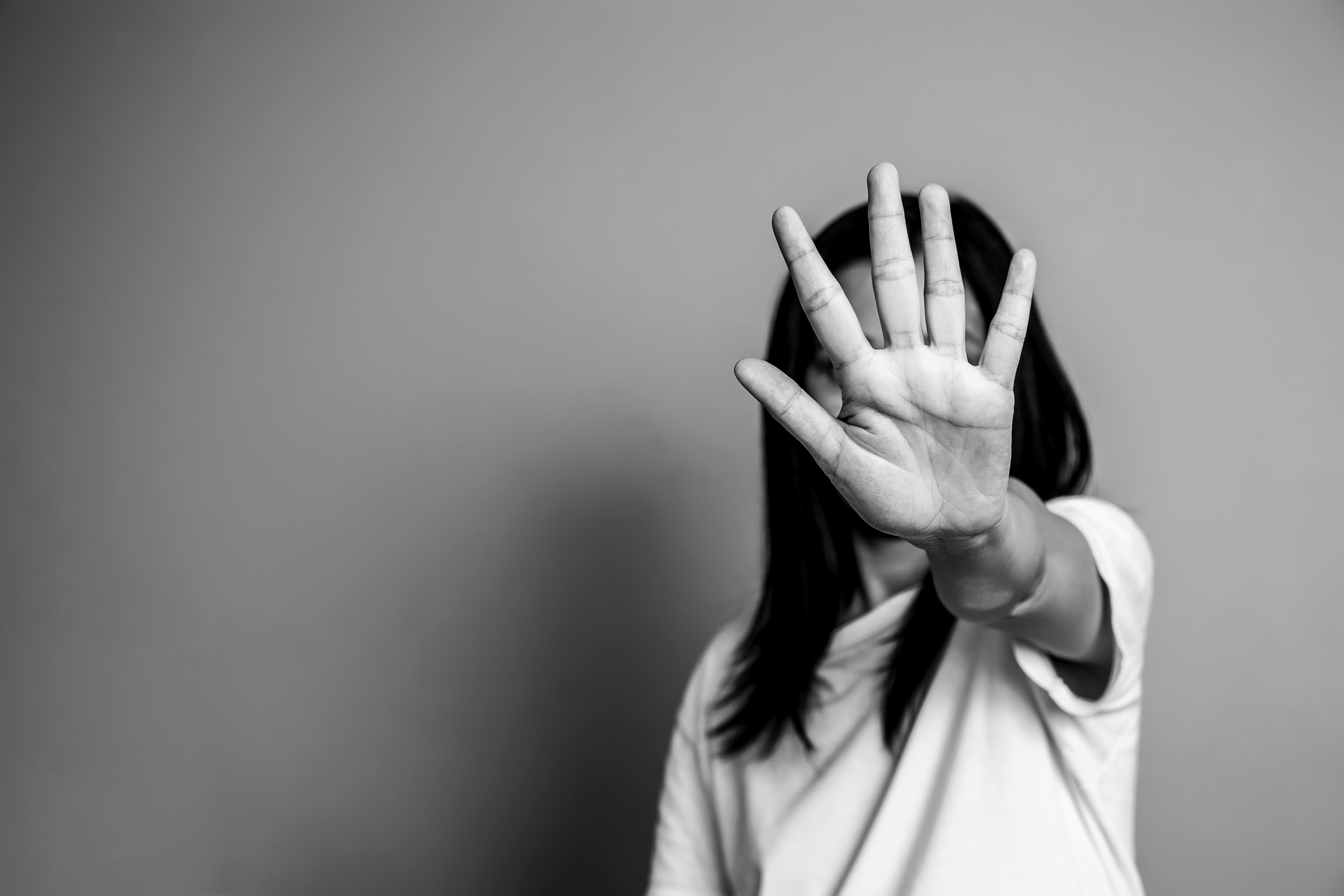 Frau hebt ihre Hand, um "Stopp" zu sagen.
