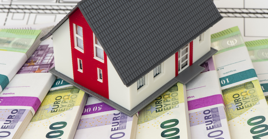 Haus mit Banknoten| Credit: iStock.com/filmfoto