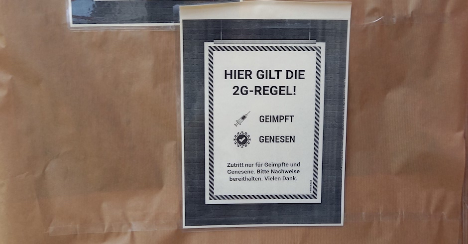 Tafel mit dem Hinweis auf die 2G-Regel | Credit: Rudolf Grüner/weekend.at