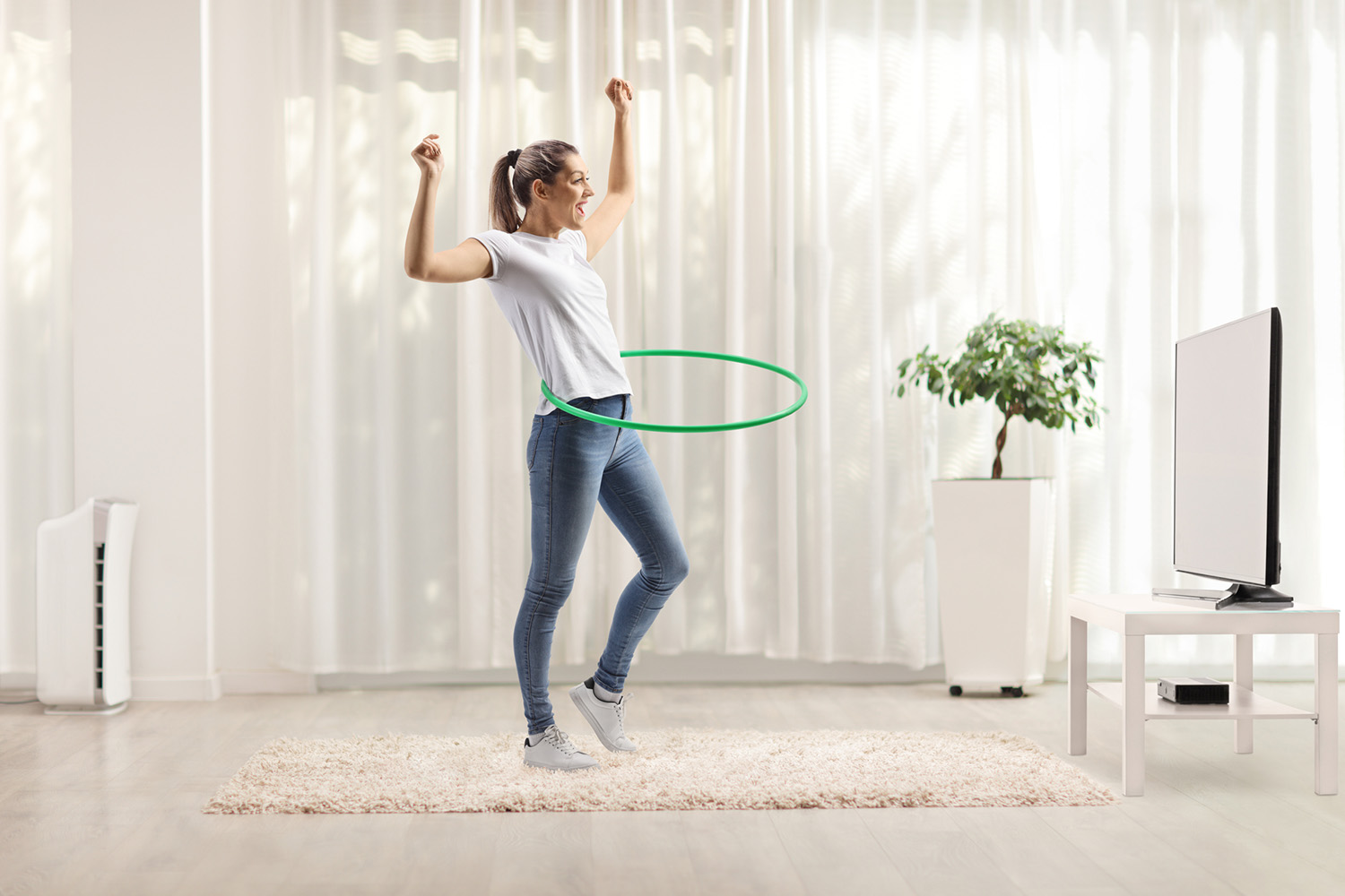 Frau hullert im Wohnzimmer | Credit: iStock.com/Ljupco