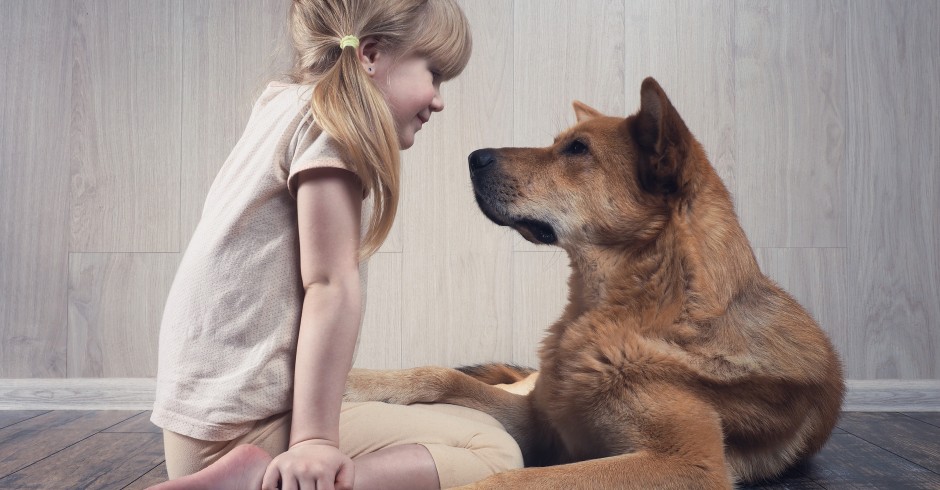 Kind mit Hund | Credit: iStock.com/kozorog