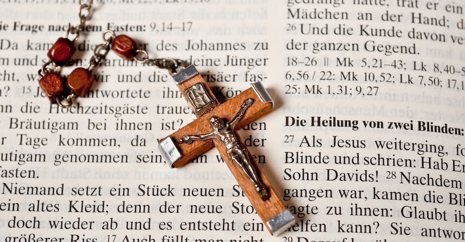 Rosenkranz liegt auf einer aufgeschlagenen Bibel | Credit: iStock.com/LandFoto