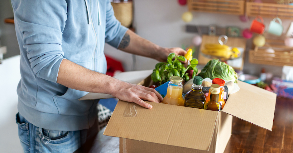 Mann mit hellblauem Hoodie mit Lebensmitteln | Credit: iStock.com/PIKSEL