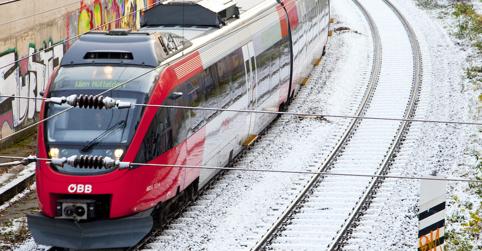 S-Bahn fährt bei Schnee durch Wien | Credit: iStock.com/Meinzahn