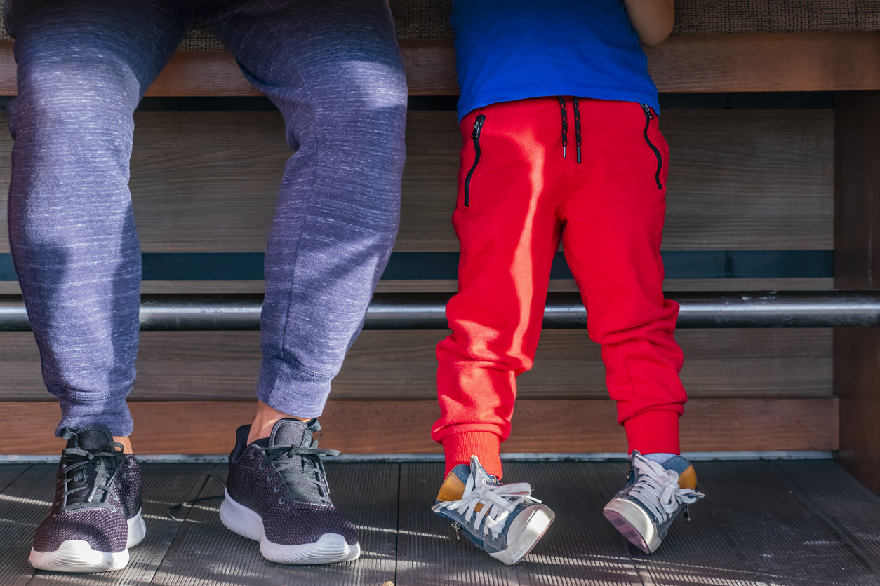 Mann und Kind tragen Jogginghosen