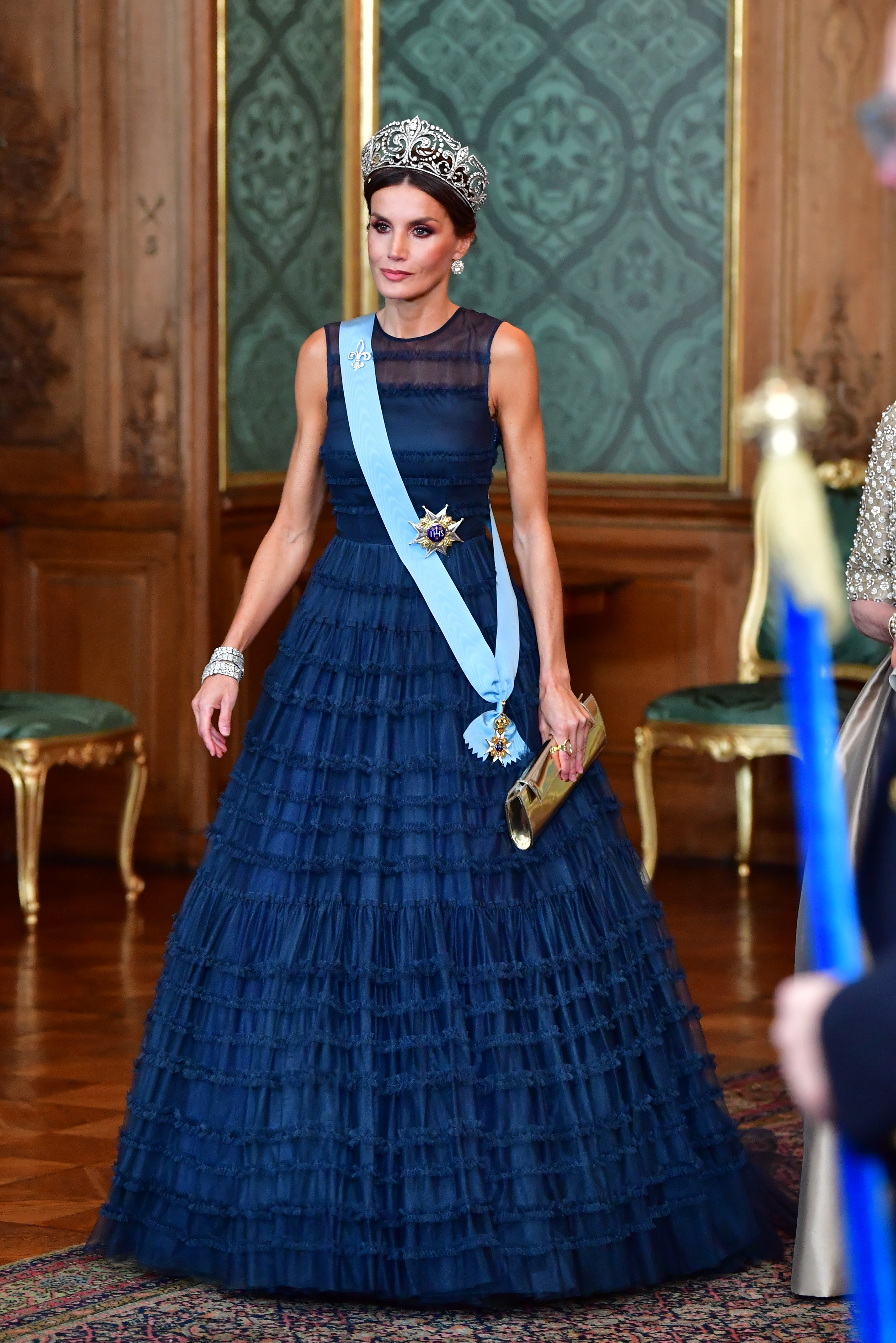 Letizia in einem dunkelblauen Kleid