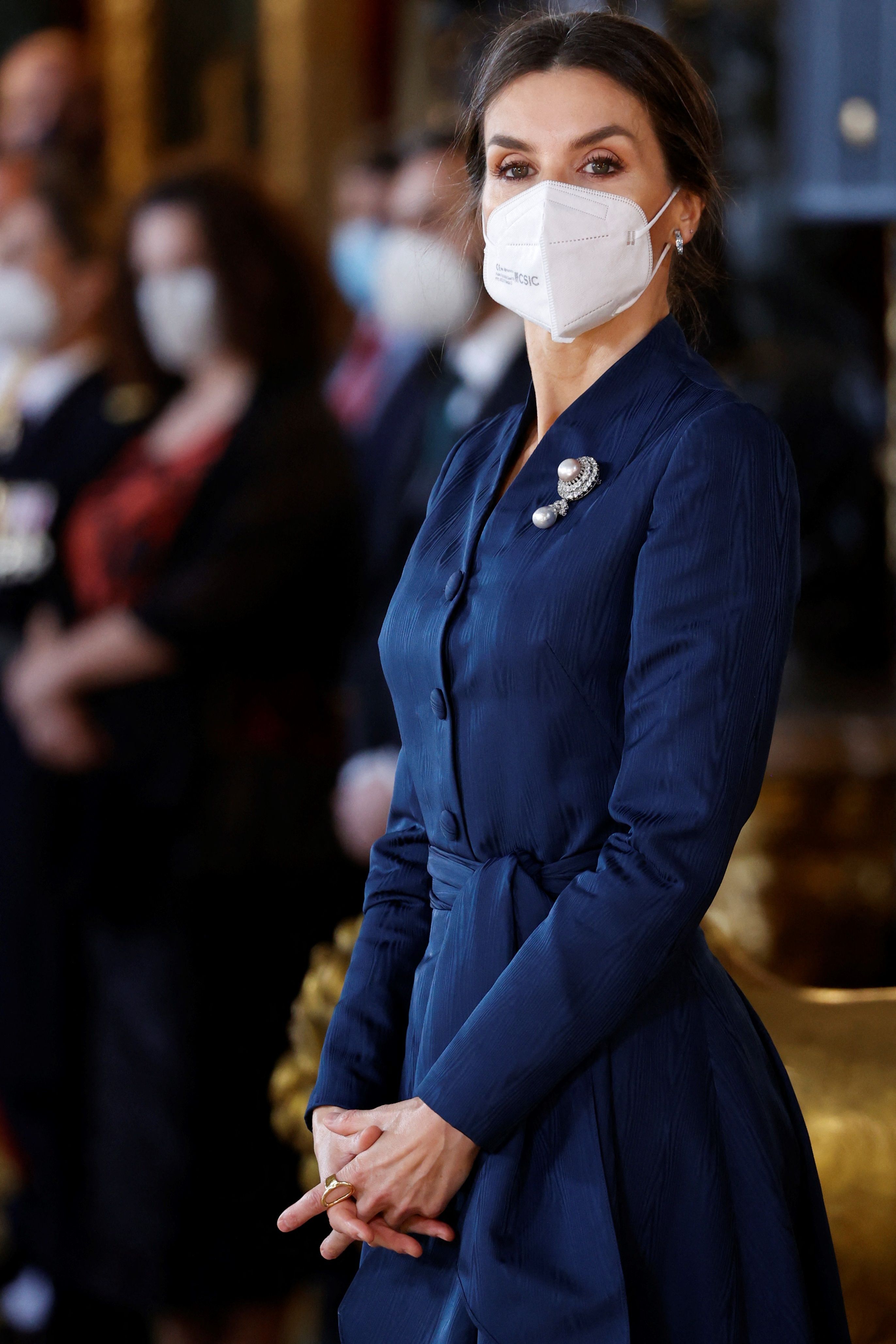 Letizia in einem königsblauen Mantel.
