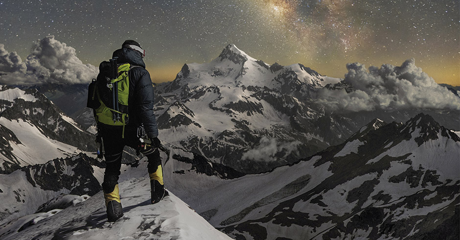 Skitourengeher bei Dämmerung am Gipfel