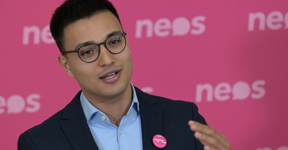 Porträt des Politikers in Hemd und Jackett