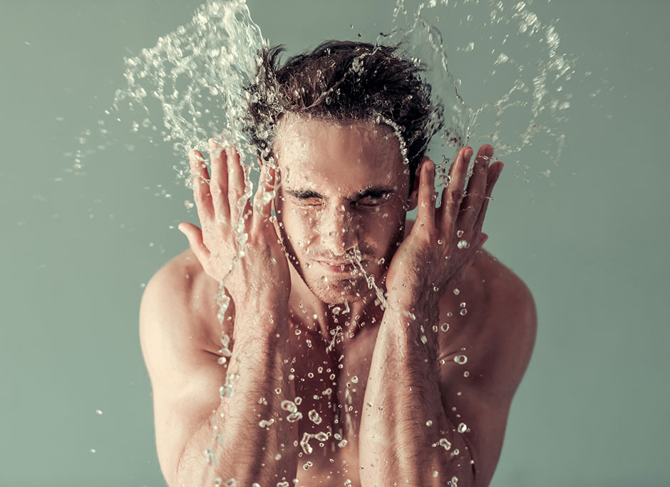 Mann wäscht sich das Gesicht | Credit: iStock.com/GeorgeRudy