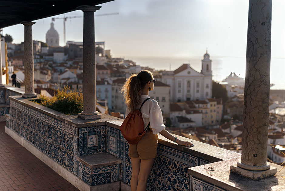 Junge Rucksacktouristin unterwegs auf der Iberischen Halbinsel | Credit: iStock.com/Adrian Seliga