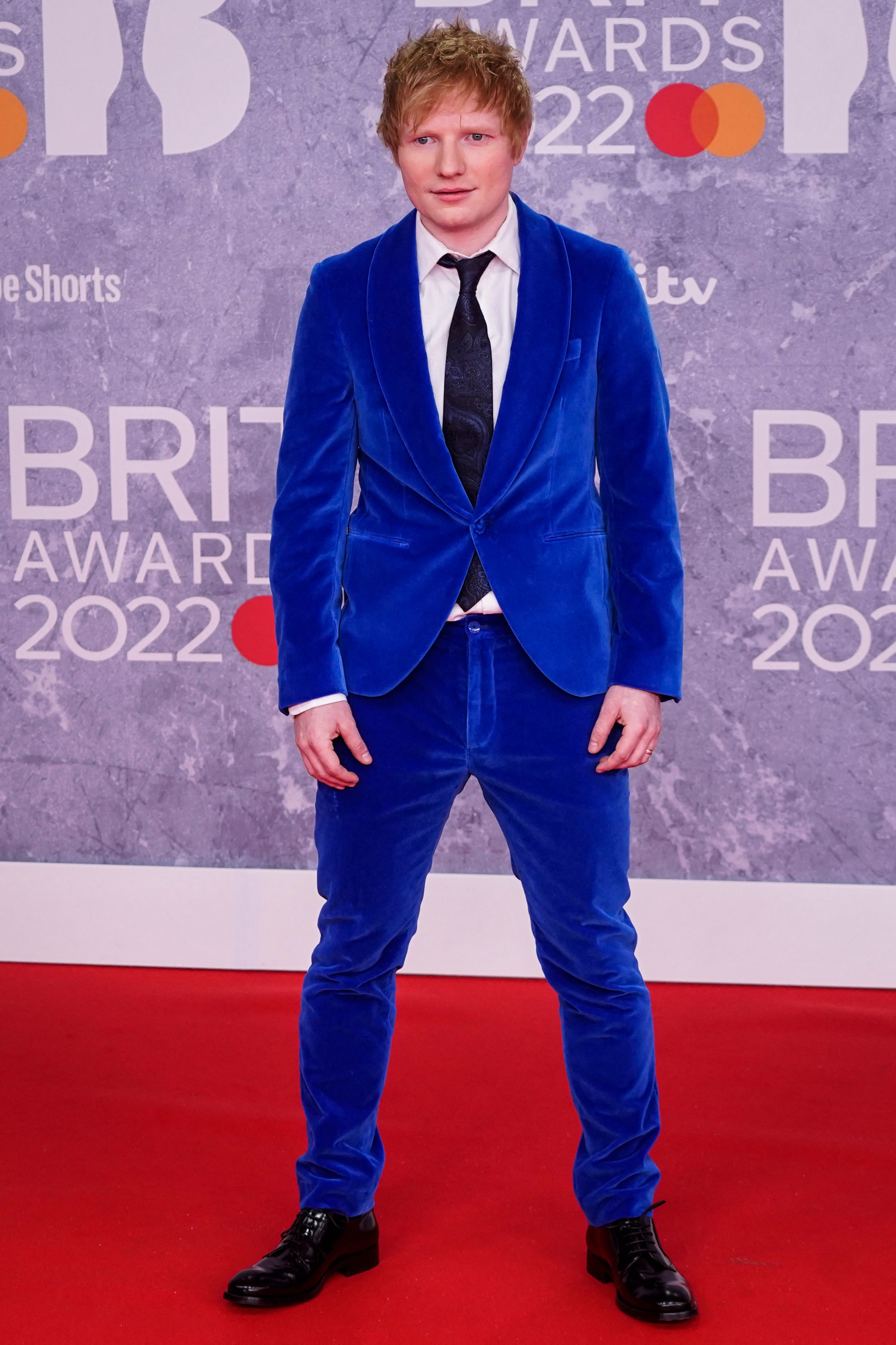 Musiker Ed Sheeran in einem blauen Anzug