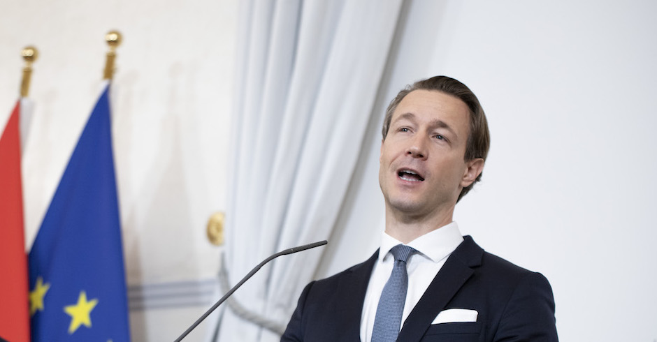 Porträt vor Europa- und Österreichflaggen