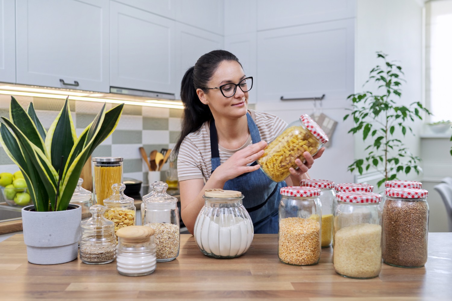 Frau räumt Küche auf | Credit: iStock.com/Valeriy_G