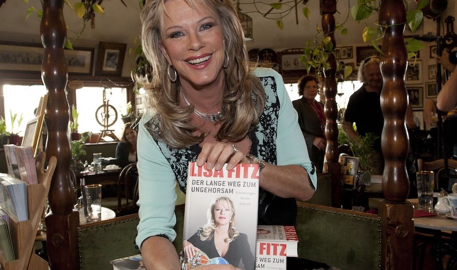 Porträt im Dirndl, hält Buch hoch