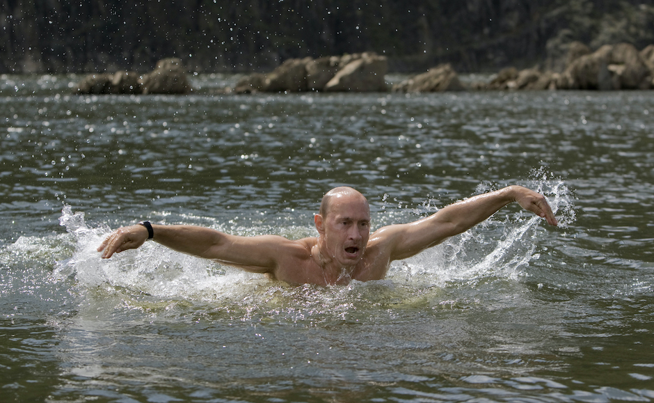 Porträt beim Schwimmen im Delfinstil