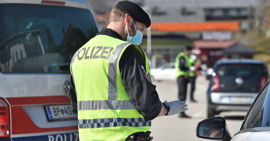Polizei kontrolliert ein Fahrzeug | Credit: iStock.com/Spitzt-Foto