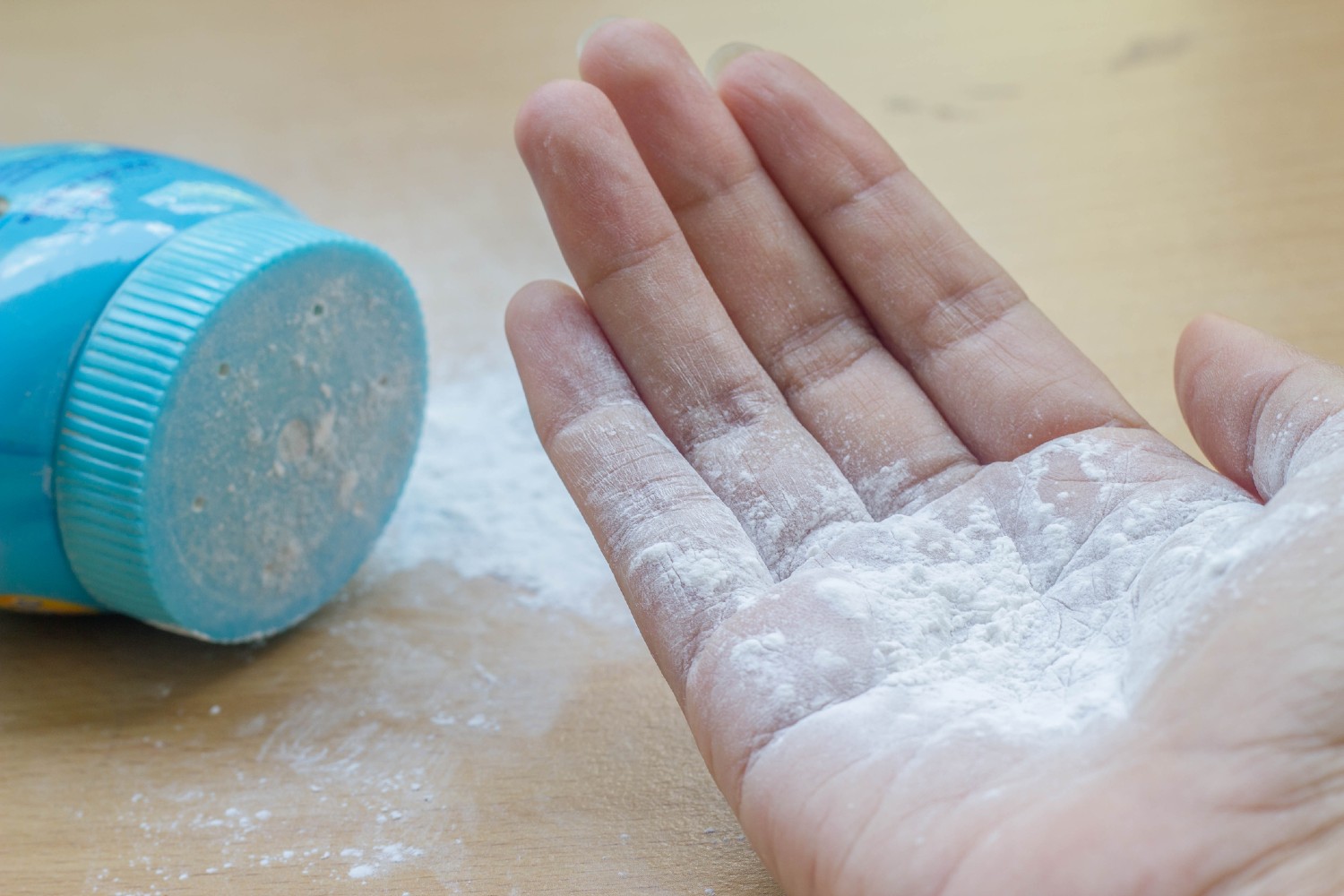 Babypuder für Haare | Credit: iStock.com/NaiyanaDonraman
