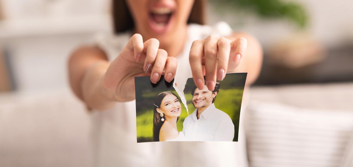 Frau zerreißt Foto mit ihrem Ex-Partner.