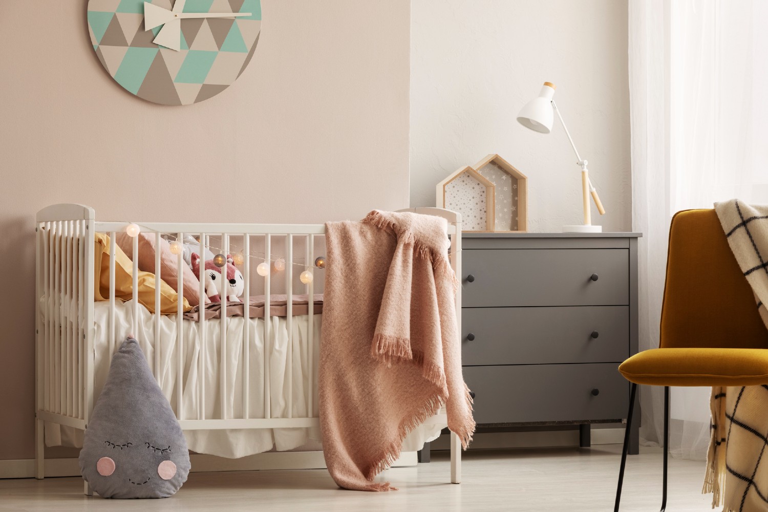 Wandfarbe Rosa im Kinderzimmer | Credit: iStock.com/KatarzynaBialasiewicz