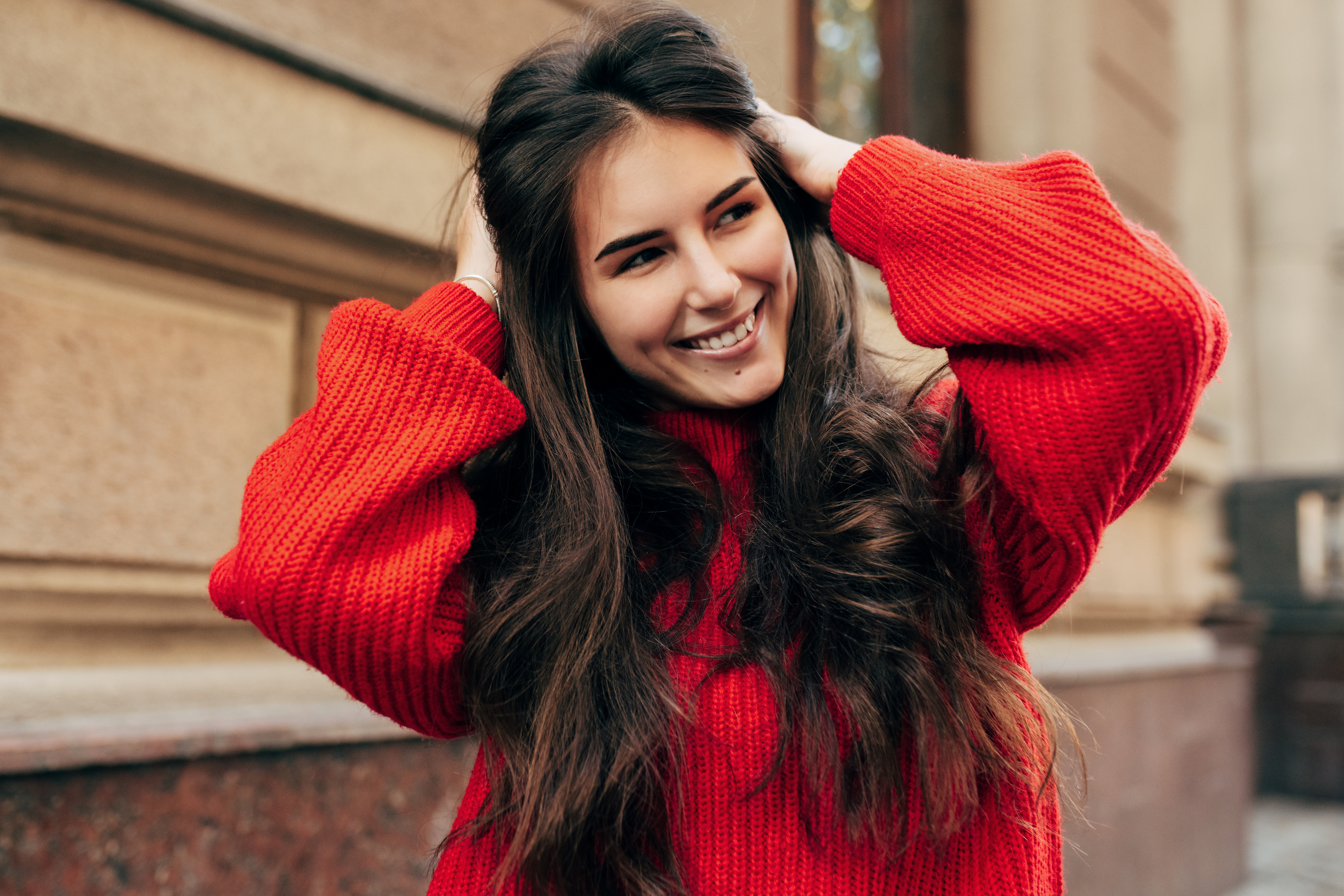 Frau in einem roten Pulli