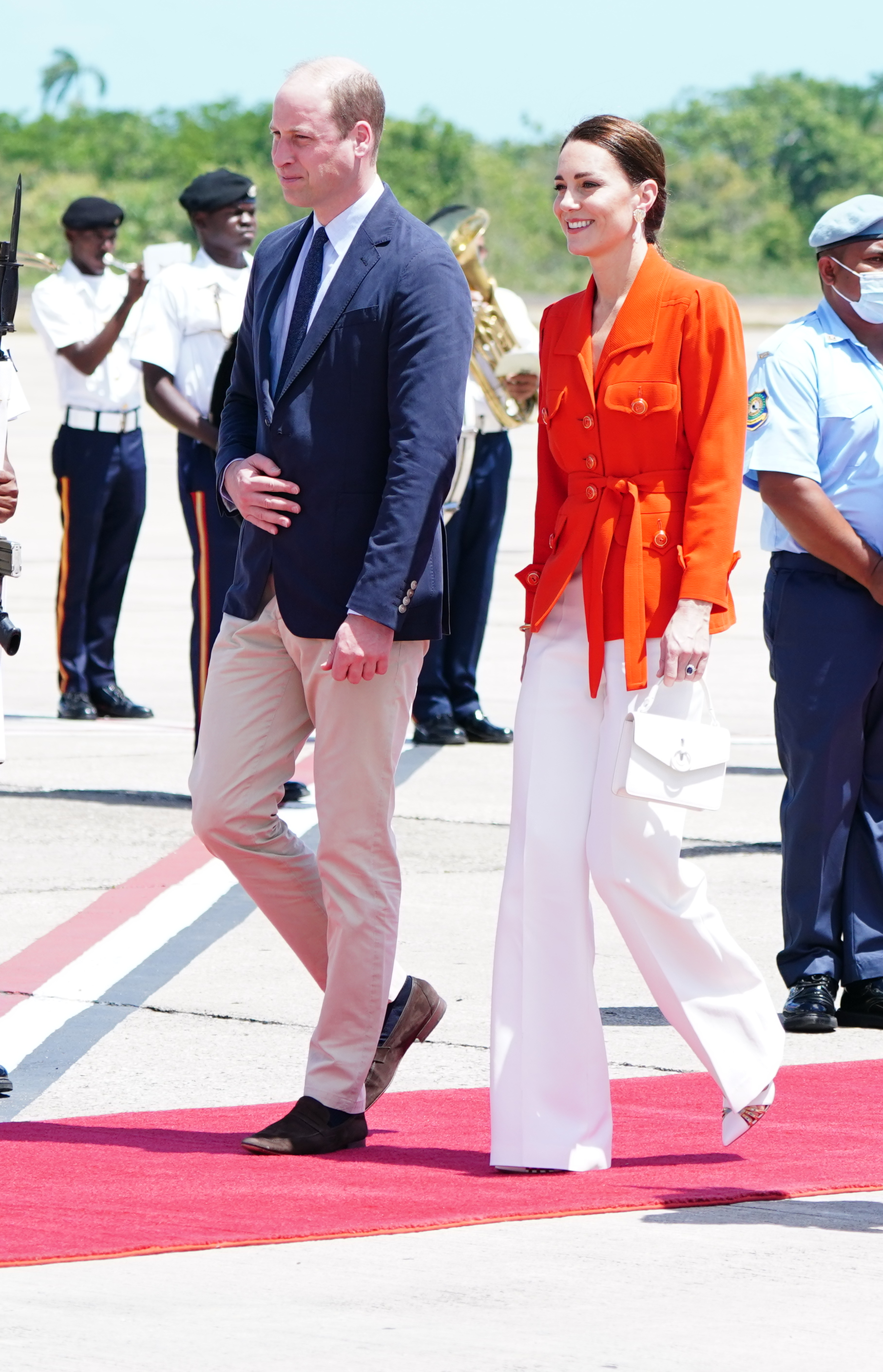 Kate in einer rot-weißen Kombi an der Seite von Prinz William