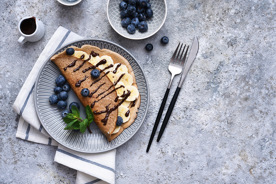Crêpes mit Schokolade garniert und zu Heidelbeeren kombiniert | Credit: iStock.com/zefirchik06