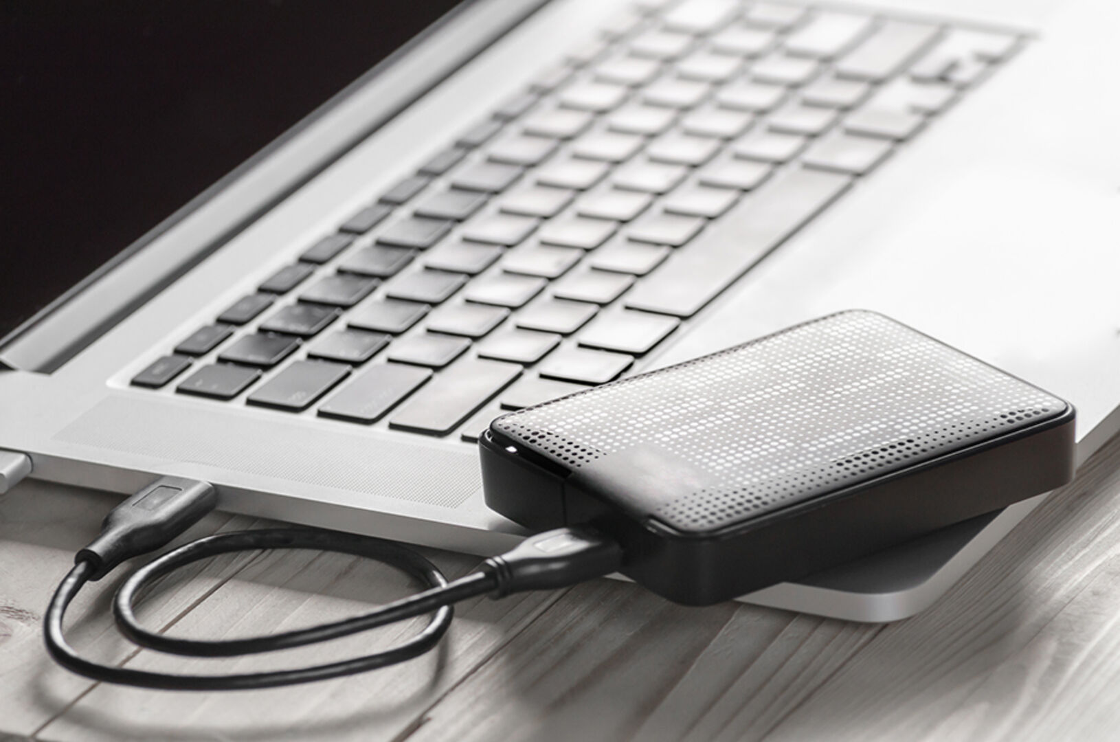 Externe Festplatte zur Sicherung der Daten | Credit: iStock.com/dourleak