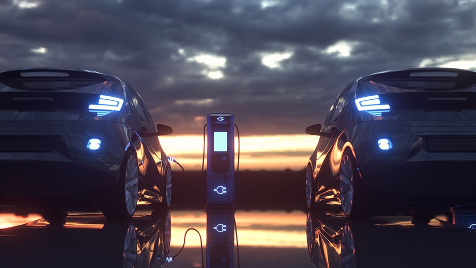 Zwei E-Autos an der Ladestation | Credit: iStock.com/Дмитрий Ларичев
