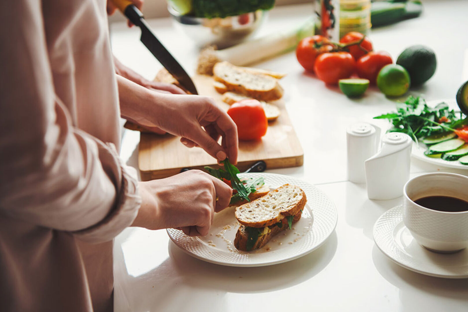 Junge Frau beim Zubereiten gesunder Snacks | Credit: iStock.com/Strelciuc Dumitru