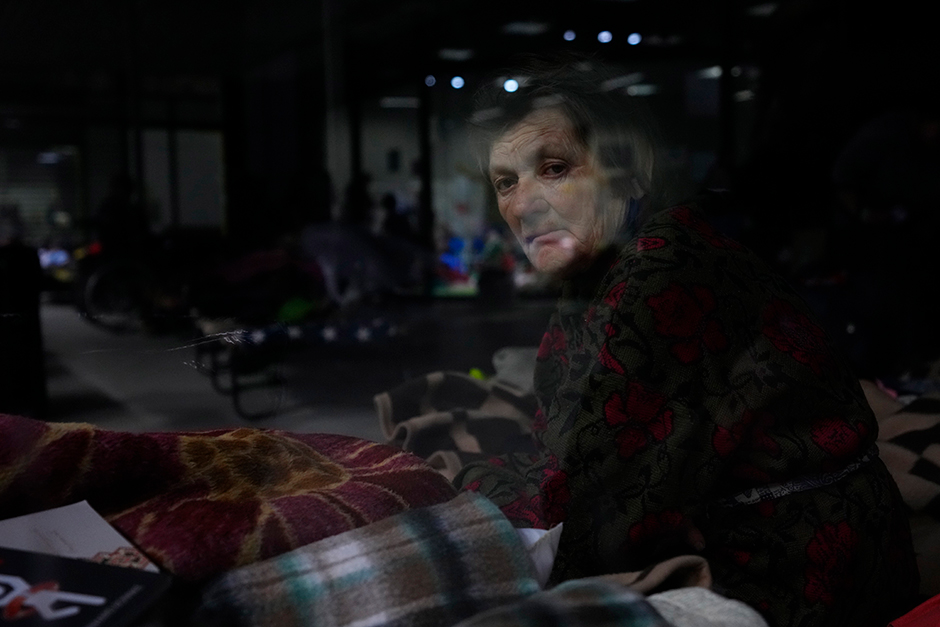 Eine ukrainische Frau in einem polnischen Flüchtlingslager | Credit: Petr David Josek / AP / picturedesk.com