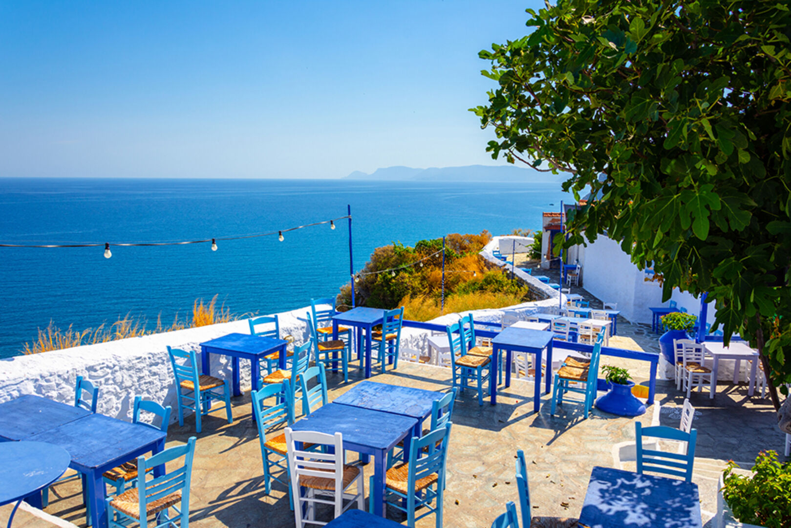 Lokal mit Blick aufs Meer auf den Sporaden | Credit: iStock.com/Gatsi