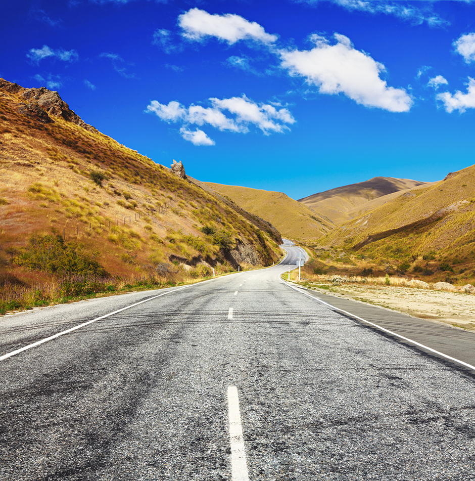 Einsame Straße in Cardrona Valley | Credit: iStock.com/GoodOlga