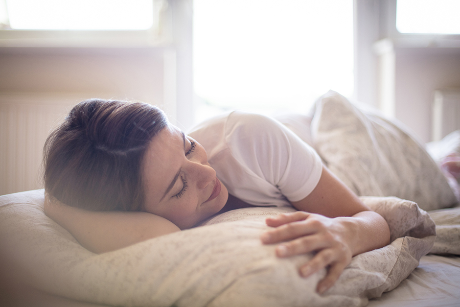 Junge Frau schläft entspannt | Credit: iStock.com/Liderina